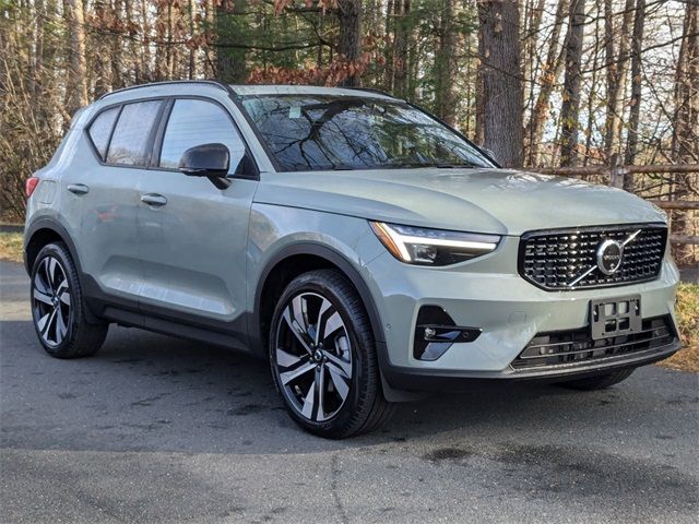 2025 Volvo XC40 Ultra Dark Theme