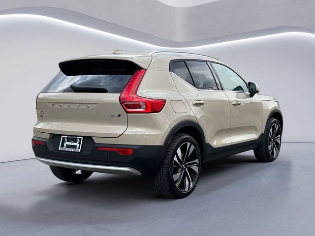 2025 Volvo XC40 Ultra Bright Theme