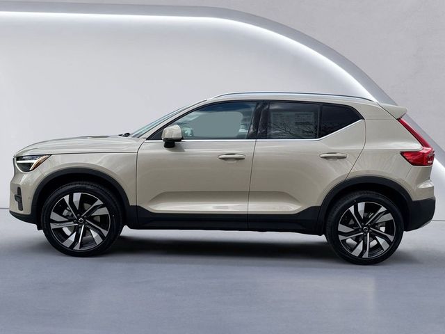 2025 Volvo XC40 Ultra Bright Theme