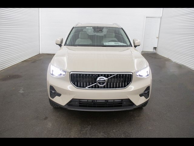 2025 Volvo XC40 Ultra Bright Theme