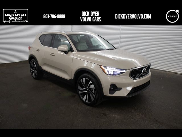 2025 Volvo XC40 Ultra Bright Theme