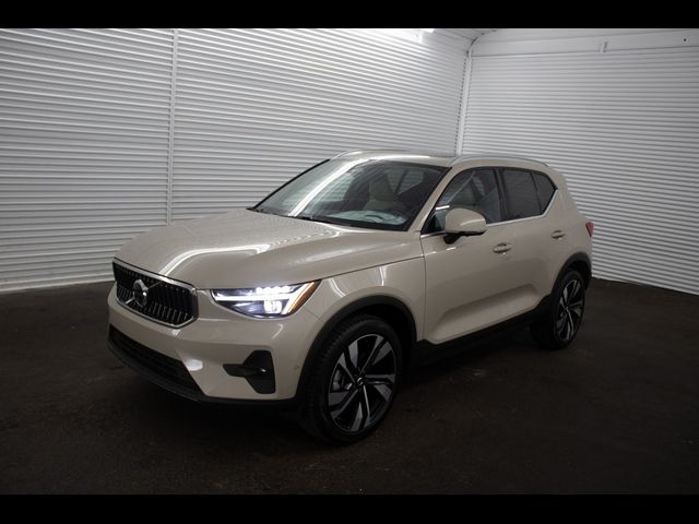 2025 Volvo XC40 Ultra Bright Theme