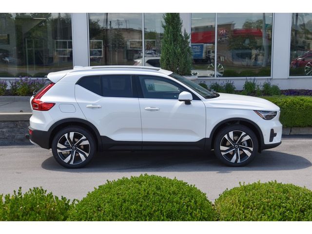 2025 Volvo XC40 Ultra Bright Theme