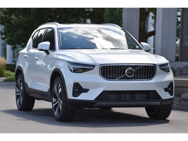 2025 Volvo XC40 Ultra Bright Theme