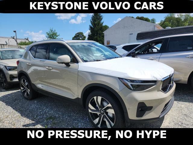 2025 Volvo XC40 Ultra Bright Theme