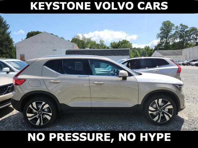 2025 Volvo XC40 Ultra Bright Theme