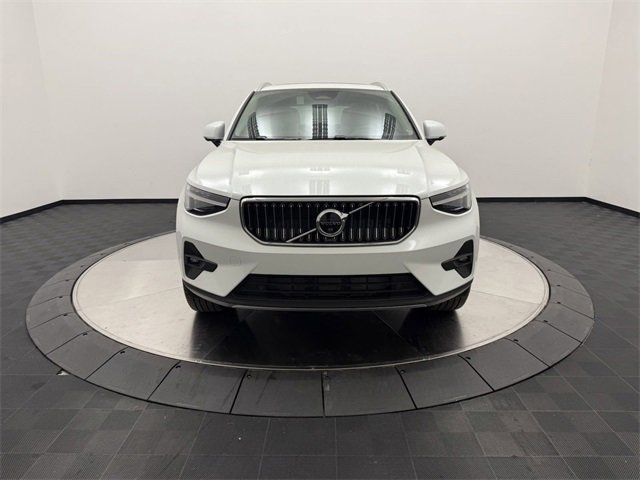 2025 Volvo XC40 Ultra Bright Theme