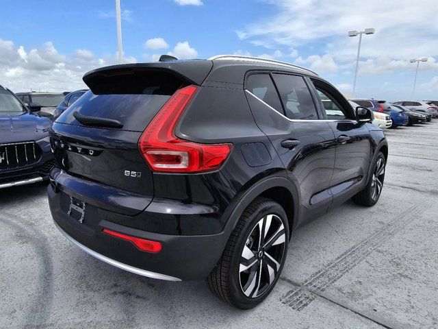 2025 Volvo XC40 Ultra Bright Theme