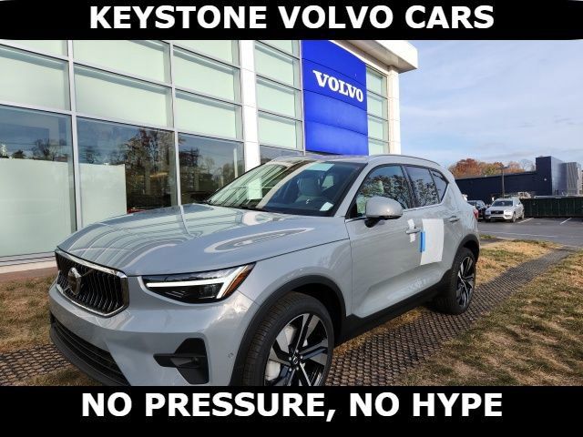 2025 Volvo XC40 Ultra Bright Theme