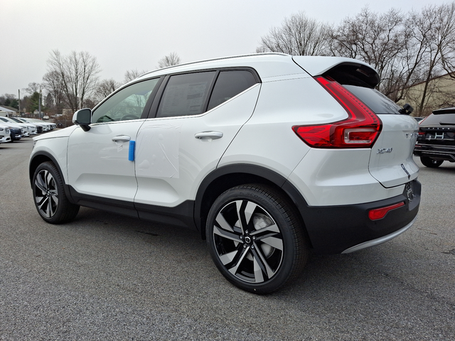 2025 Volvo XC40 Ultra Bright Theme