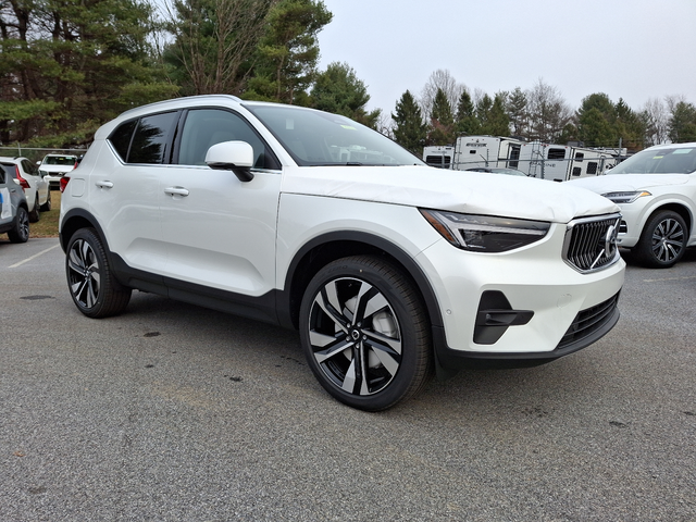 2025 Volvo XC40 Ultra Bright Theme