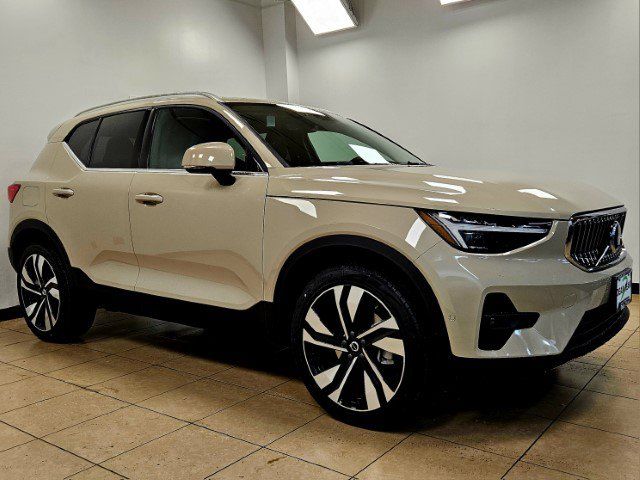 2025 Volvo XC40 Ultra Bright Theme