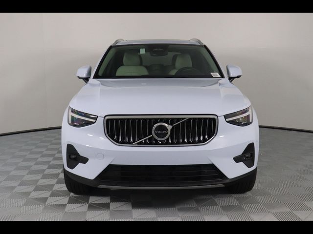 2025 Volvo XC40 Ultra Bright Theme