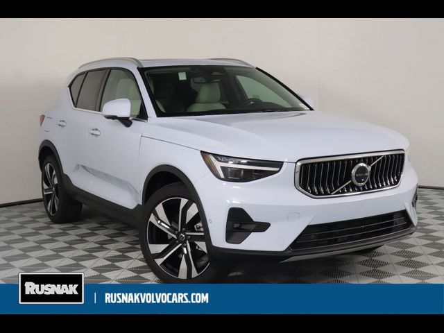 2025 Volvo XC40 Ultra Bright Theme