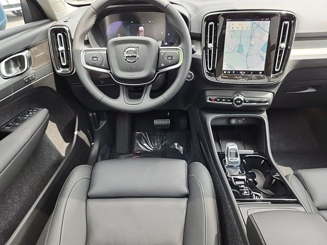 2025 Volvo XC40 Ultra Bright Theme