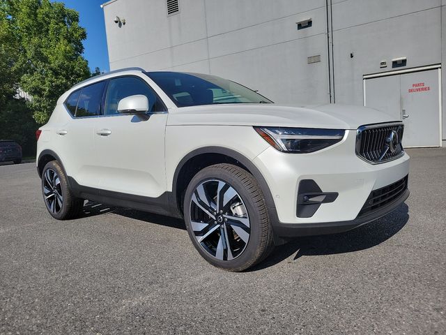 2025 Volvo XC40 Ultra Bright Theme