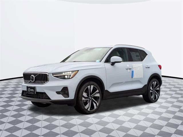 2025 Volvo XC40 Ultra Bright Theme