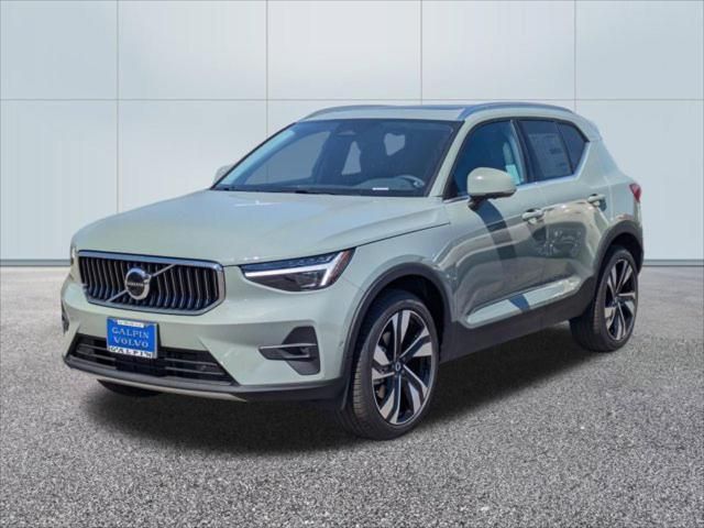 2025 Volvo XC40 Ultra Bright Theme