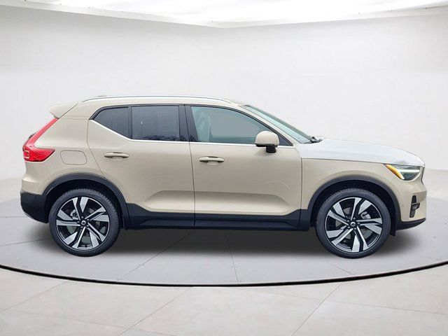 2025 Volvo XC40 Ultra Bright Theme