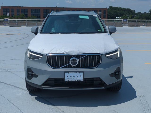 2025 Volvo XC40 Ultra Bright Theme