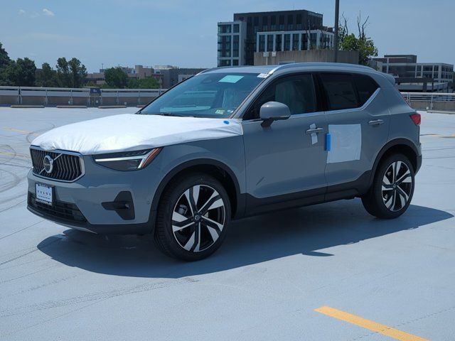 2025 Volvo XC40 Ultra Bright Theme