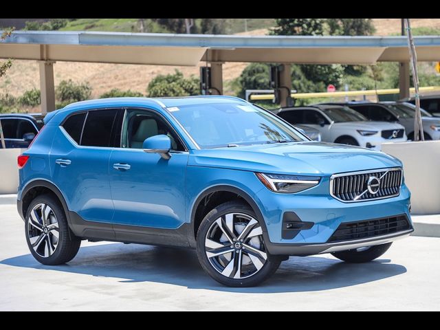 2025 Volvo XC40 Ultra Bright Theme