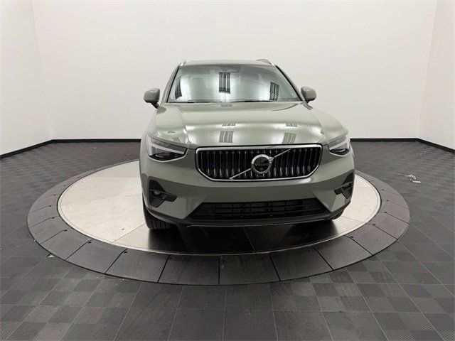 2025 Volvo XC40 Ultra Bright Theme