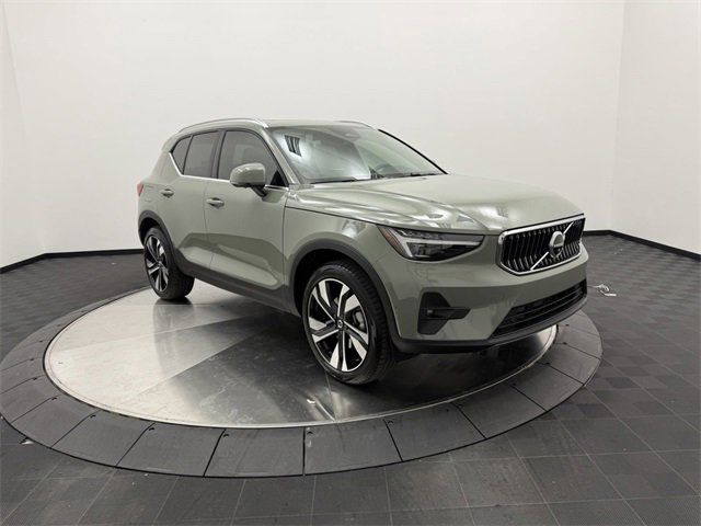 2025 Volvo XC40 Ultra Bright Theme