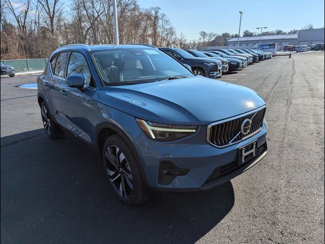 2025 Volvo XC40 Ultra Bright Theme