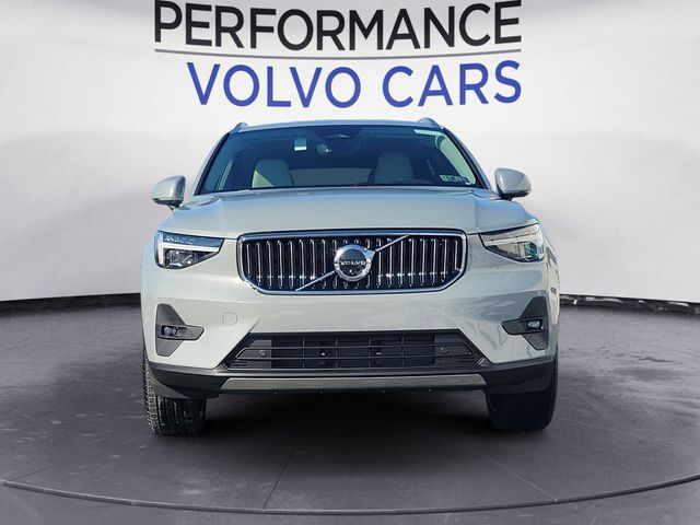 2025 Volvo XC40 Ultra Bright Theme