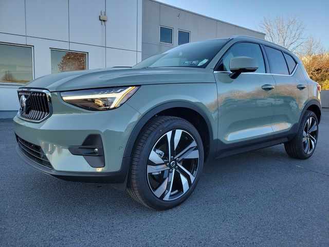 2025 Volvo XC40 Ultra Bright Theme