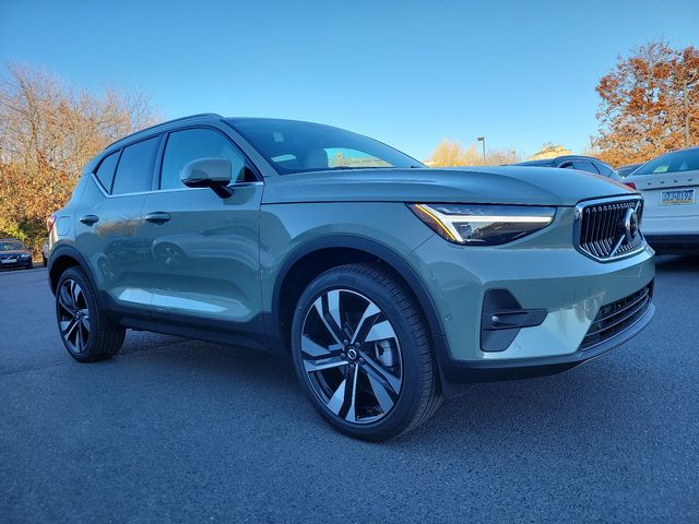 2025 Volvo XC40 Ultra Bright Theme