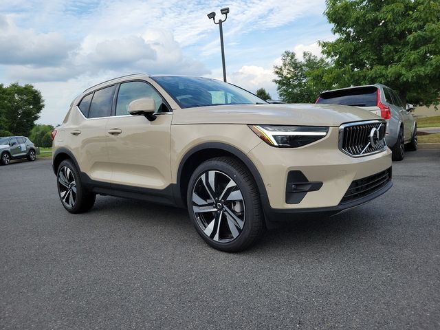 2025 Volvo XC40 Ultra Bright Theme