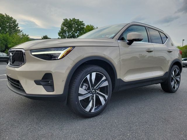 2025 Volvo XC40 Ultra Bright Theme