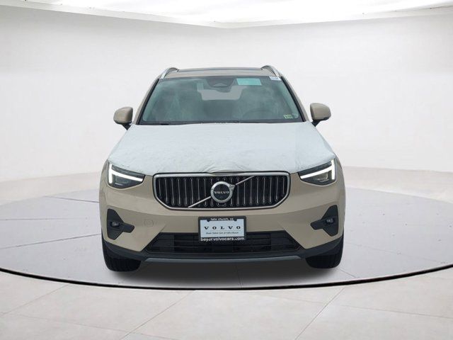 2025 Volvo XC40 Ultra Bright Theme