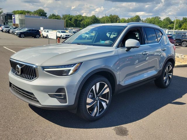 2025 Volvo XC40 Ultra Bright Theme