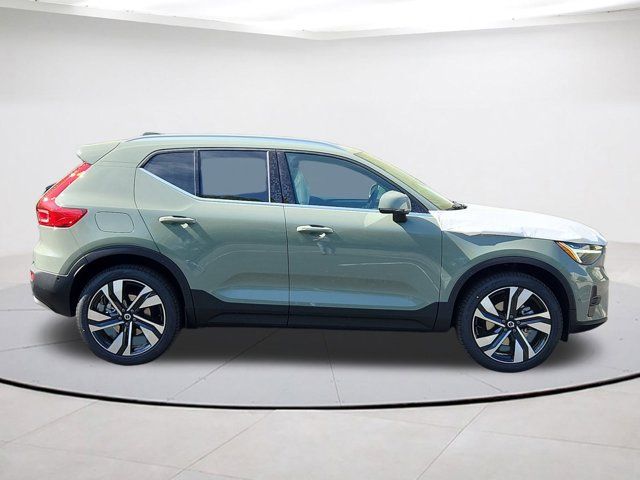2025 Volvo XC40 Ultra Bright Theme