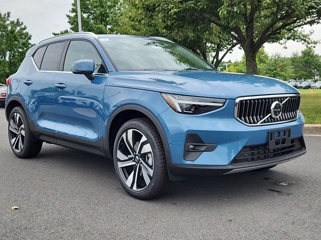 2025 Volvo XC40 Ultra Bright Theme