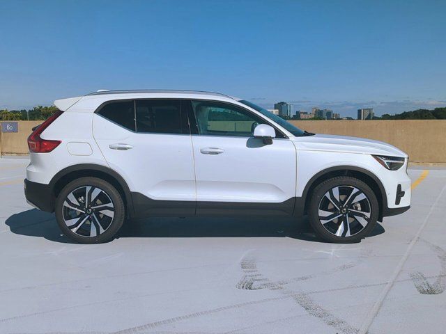 2025 Volvo XC40 Ultra Bright Theme