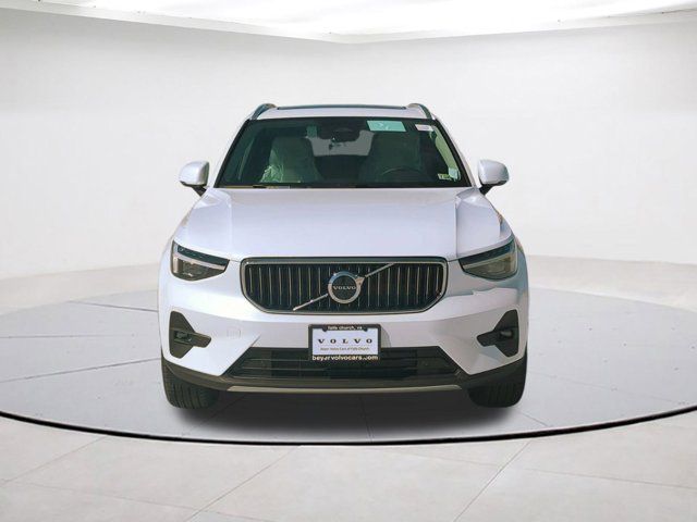 2025 Volvo XC40 Ultra Bright Theme