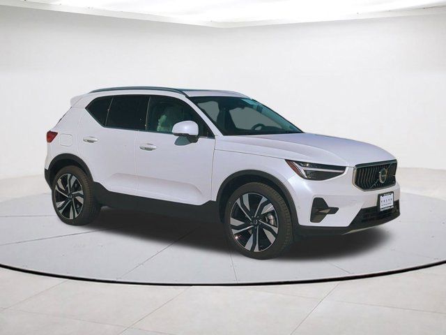 2025 Volvo XC40 Ultra Bright Theme