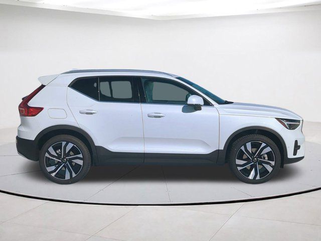 2025 Volvo XC40 Ultra Bright Theme