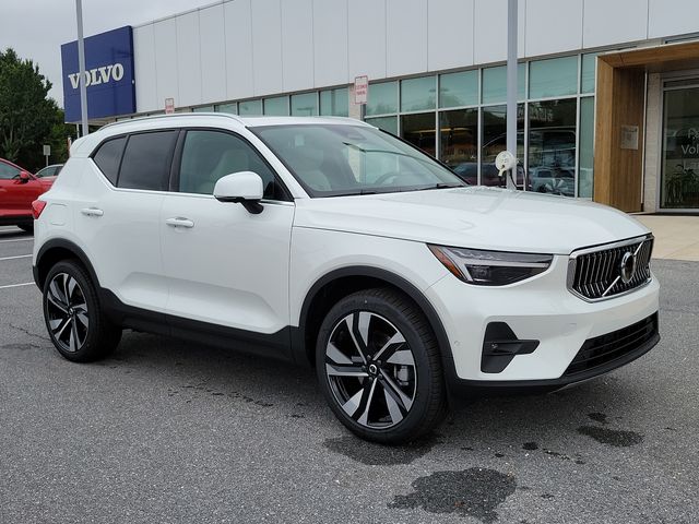 2025 Volvo XC40 Ultra Bright Theme