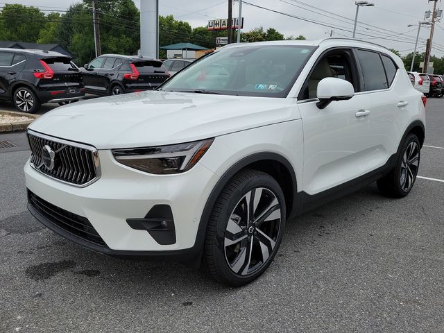 2025 Volvo XC40 Ultra Bright Theme