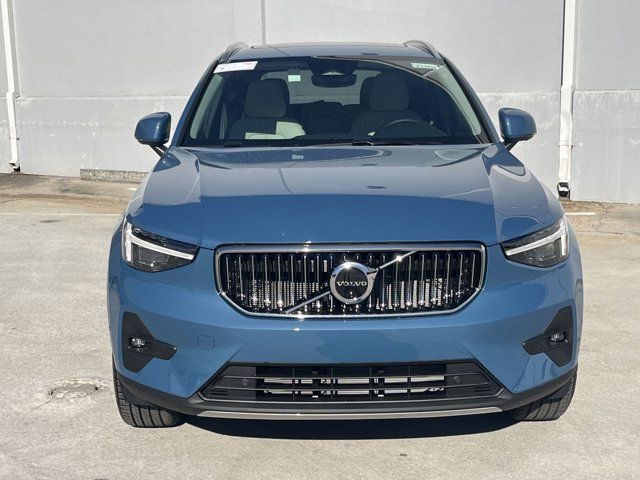 2025 Volvo XC40 Ultra Bright Theme