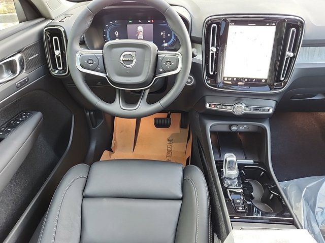 2025 Volvo XC40 Ultra Bright Theme