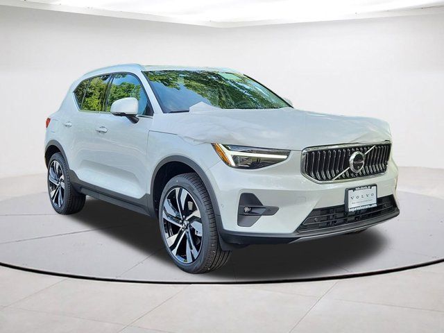 2025 Volvo XC40 Ultra Bright Theme