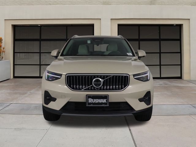 2025 Volvo XC40 Ultra Bright Theme