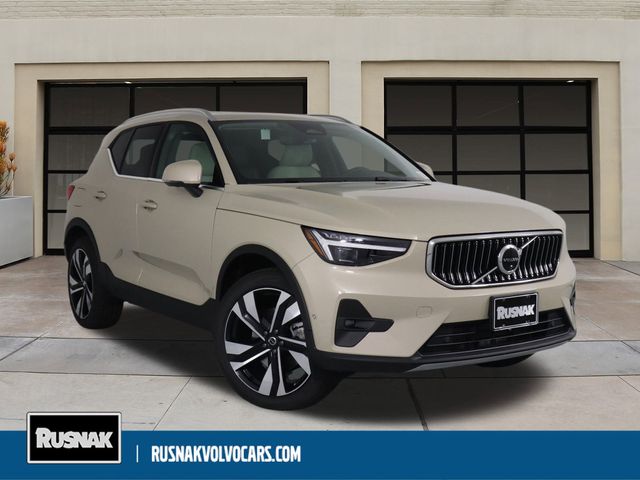 2025 Volvo XC40 Ultra Bright Theme