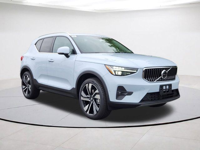 2025 Volvo XC40 Ultra Bright Theme